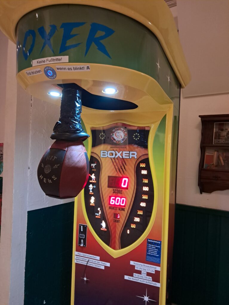 Boxautomat mit Schlagkraftmesser